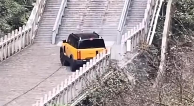 A Range Rover legendás trükkjét másolták a kínaiak de csúnyán befürödtek