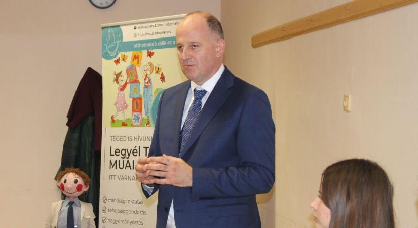 „Nem lehet elégszer megköszönni önöknek” – Kiosztották Komáromban a Rákóczi Szövetség beiskolázási támogatását