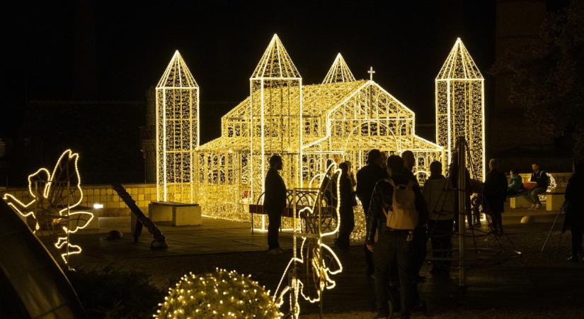 Húzós árakkal indul az advent Pécsen: ennyiért bolyonghatsz 2025-ben a Zsolnay Negyed elvarázsolt fényerdejében