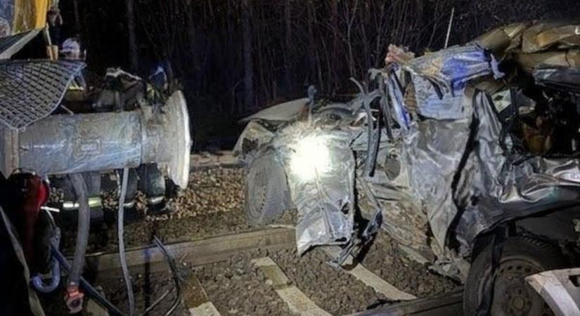 Videón, ahogy egy vonat telibe találja a sínekre hajtó autót Szentmártonkátán