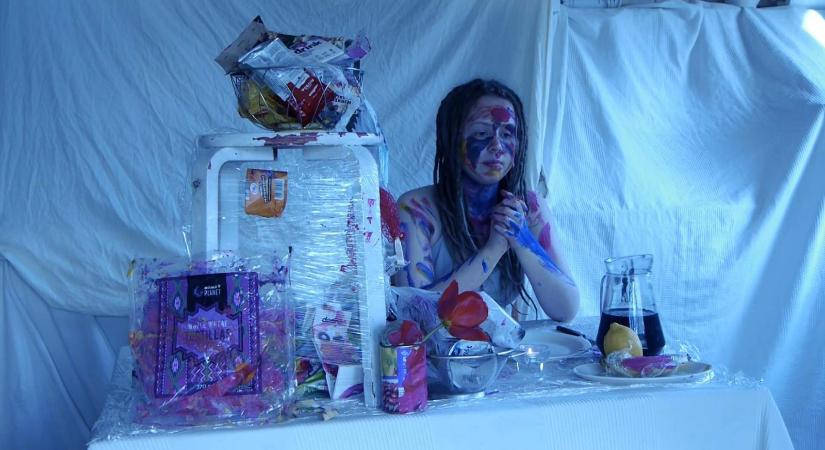 Modern szülői kudarcok – Egy kislány, aki a világvégére készül, egy kisfiú, aki már benne él