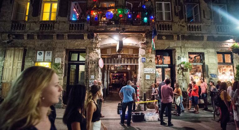 „Elég volt a drogból, a zajból és a prostitúcióból” – Erzsébetvárosban kitört a lázadás a bulinegyed ellen