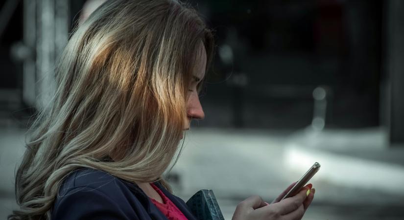 Sokkoló eset: kiugrott a mozgó autóból a férfi, mert a kislánya hívta a rendőrséget