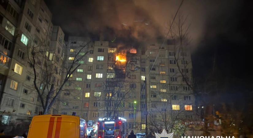 Kijevben három halálos áldozata van a pénteki orosz légitámadásnak, még nem tudták kiemelni a holttesteket a romok alól