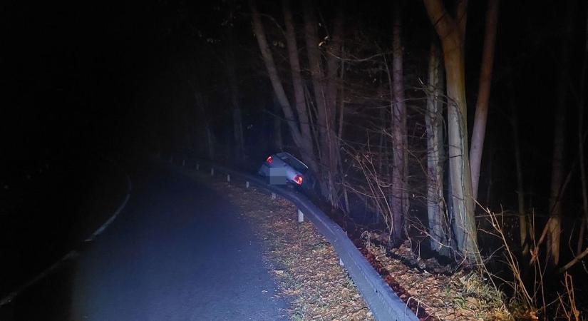 Ijesztő baleset a Bükkben, a szakadék szélén állt meg a korlát mögé csapódó autó – fotókkal