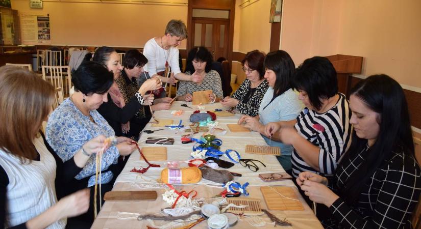 Kézműves képzési nap óvodapedagógusok számára - A karácsonyfafüggő, a kákaangyal meg a kopogtató