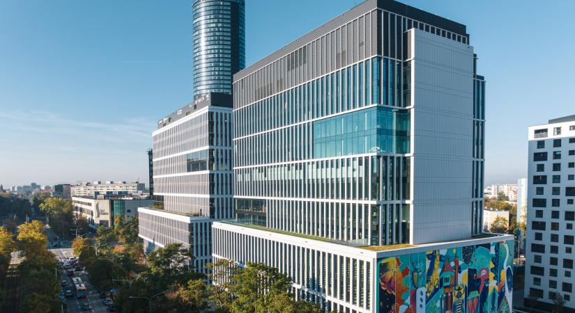 Masszív irodaház-üzlet a lengyel városban