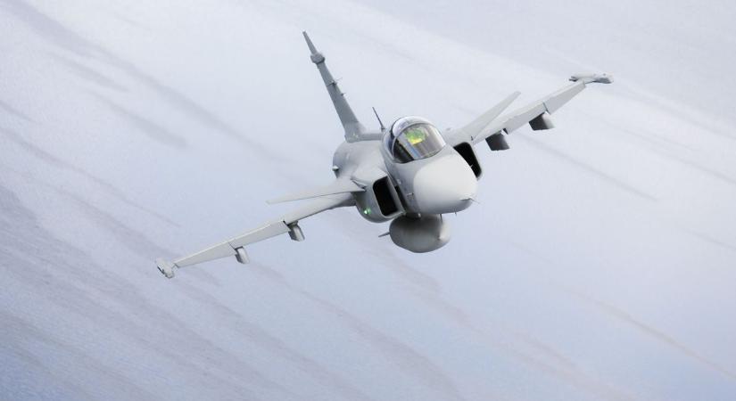 Brutális köd: egy vadászgép szállt le ezen a hazai reptéren - fotó