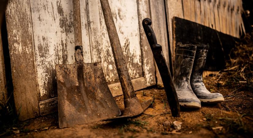 Csákánnyal felfegyverkezve indul, hogy végezzen a volt párjával