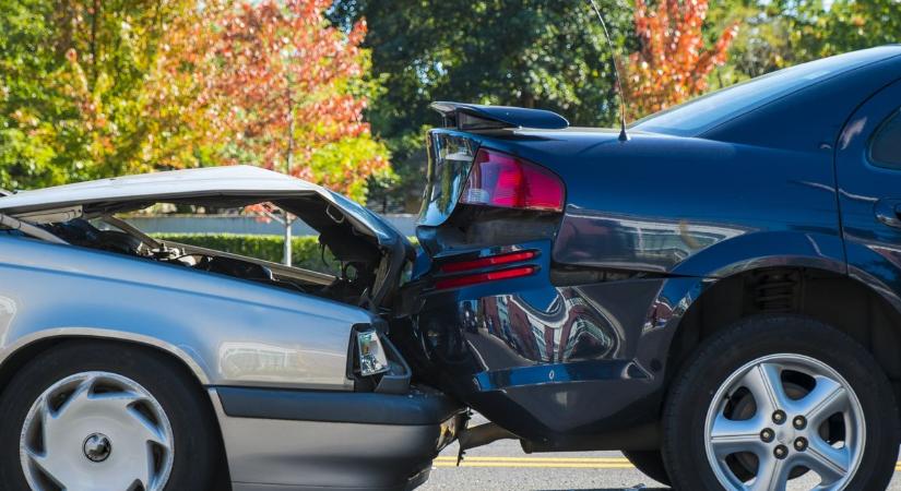 Figyelem, forgalomkorlátozás a 6-os főúton, három autó ütközött!
