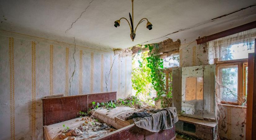 A dédszülők elfeledett otthona: Időutazás a házban, ami lassan az enyészeté lesz (galéria)