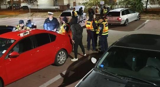 Autós társaságra csaptak le a rendőrök Vecsésen: öt kocsi forgalmiját vették el