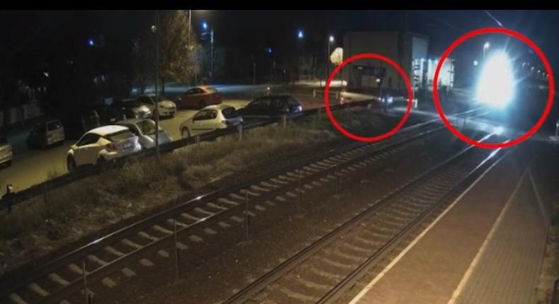 Videón, ahogy a tilos jelzés ellenére a sínekre hajtó autón átgázol a vonat Szentmártonkátán