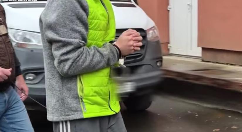 Az erkélyen lévő padba tette a lány holttestét, feltakarította a vért, majd üzeneteket küldött áldozata telefonjáról a szolnoki gyilkos