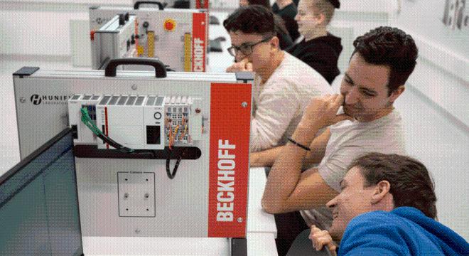 Csúcstechnológiás eszközök a Beckhoff Laboratóriumban