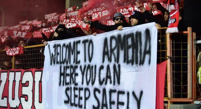 Az örmény szurkolók az azeri baltás gyilkosra utalva üzentek a magyaroknak a vb-selejtezőn