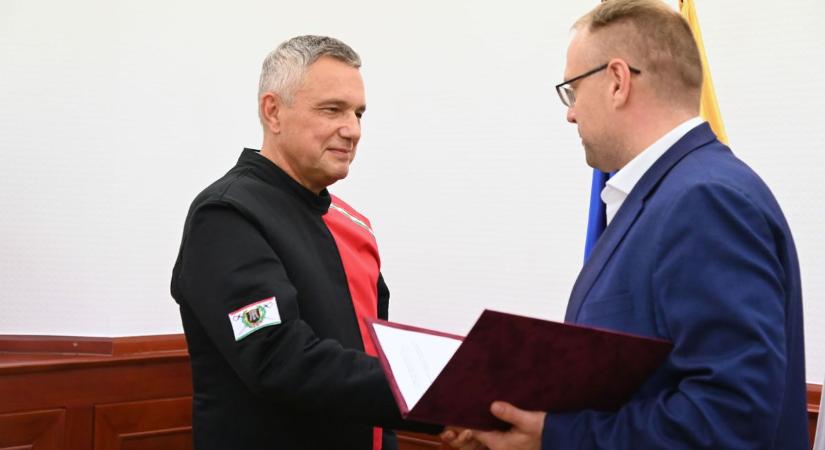 Békési István vívómesternek Szolnokért Emlékérmet adományozott a város