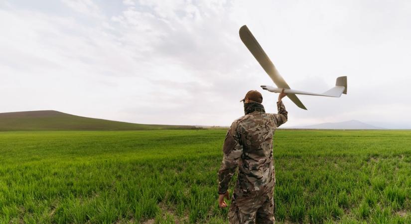 Összesen 12 ezer észak-koreai munkás megy Oroszországba drónt gyártani, már a fegyvergyárakba sem jut elég munkaerő