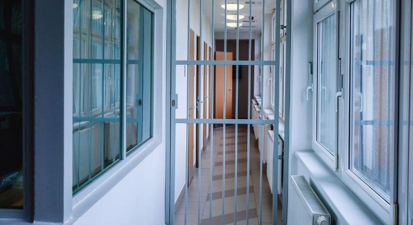 Balhé a szombathelyi börtönben: lopással gyanúsította zárkatársát az egyik rab