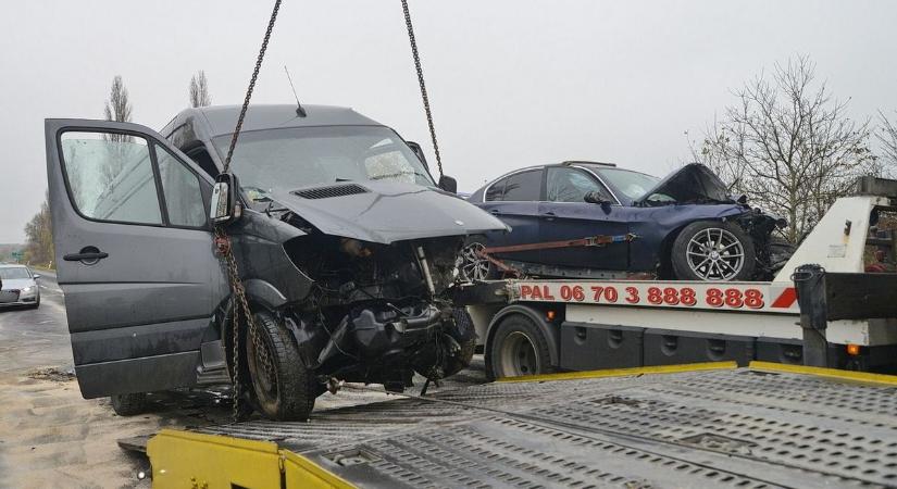 Halálos baleset a főúton: BMW és Mercedes ütközött frontálisan (sokkoló fotó)