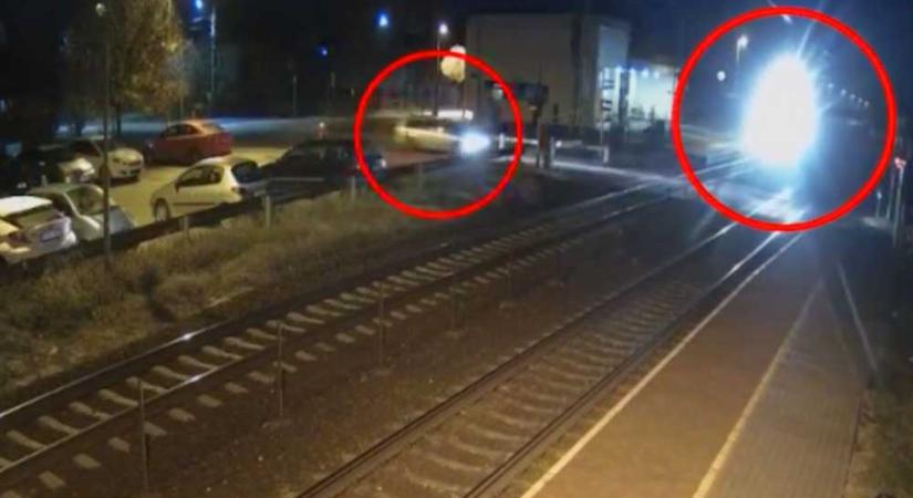 Videón a szentmártonkátai vonatbaleset: kikerülte az autós a lezárt sorompót, 5 fiatal szörnyethalt