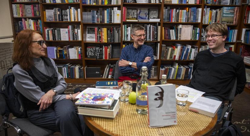 Kérdezni életről, irodalomról — Károlyi Csaba Mondatokon múlik minden című interjúkötetének bemutatója