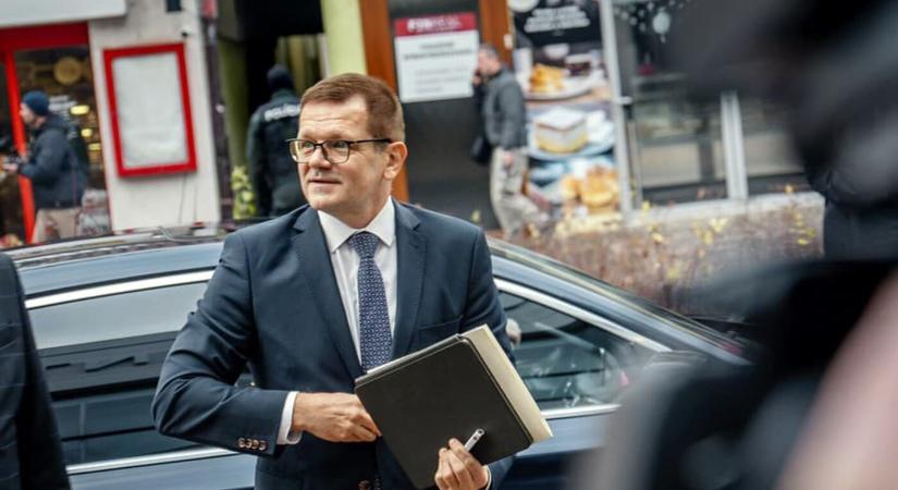 Állítólag vizsgálják a gyanús pályázatokat, de már a szerződéseket is írják alá