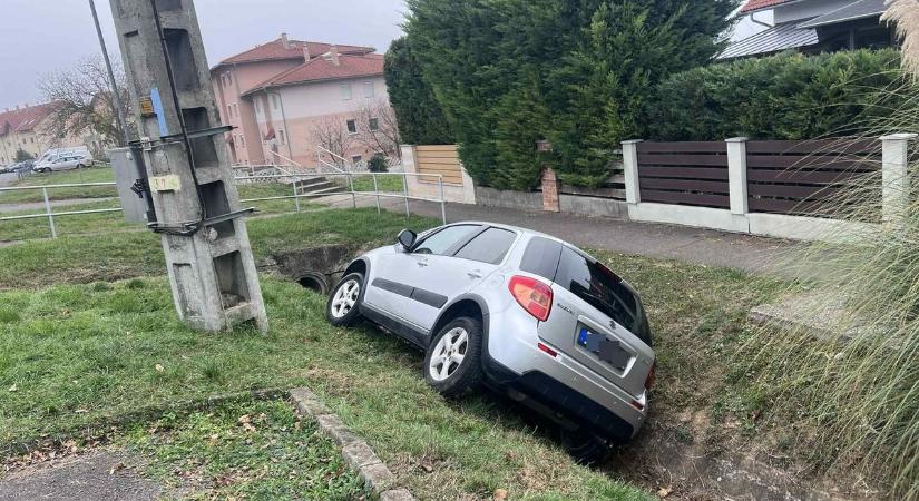 Sztrókot kapott, árokba hajtott a sofőr Kozármislenynél (HELYSZÍNI FOTÓK)