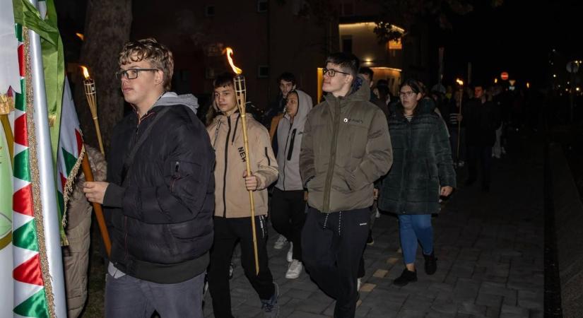 Lengyel-magyar megemlékezés Mórahalmon: zászlós felvonulással és koszorúzással tisztelegtek a független Lengyelország előtt