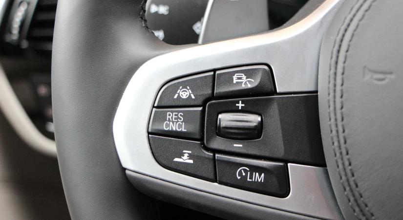 Sok használt autóban ott a funkció ami segít elkerülni a gyorshajtási bírságot