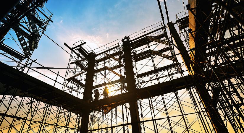 Az építőipar a szakadék előtt megtorpant, a lakásépítés visszarántotta