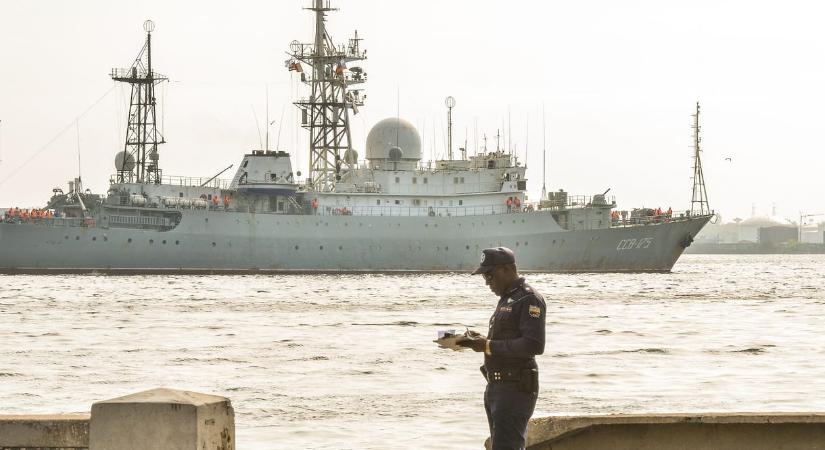 Orosz hadihajó bukkant fel az amerikai partoknál