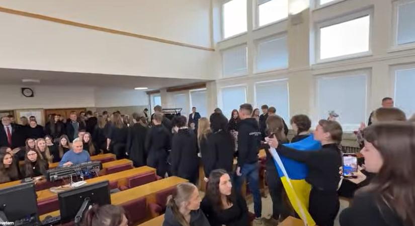 Fico megtartotta előadását Poprádon. Kifütyülték, a fiatalok egy része kulcscsörgetés és ukrán zászló kíséretében faképnél hagyták a kormányfőt