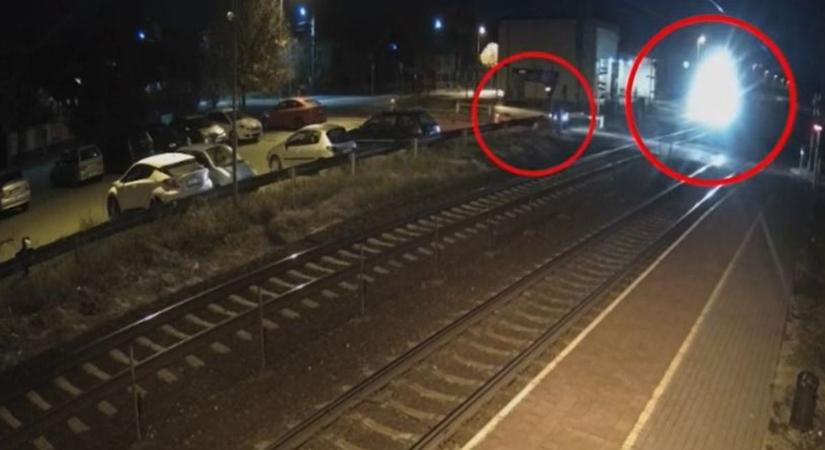 Előkerült egy videó, amin végig látni a drámai szentmártonkátai vonatbalesetet
