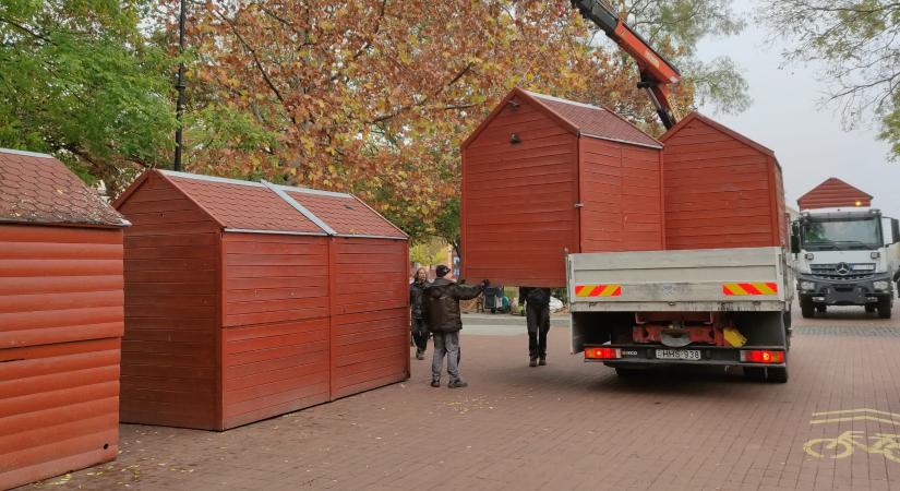 Már telepítik a Kossuth térre a faházakat