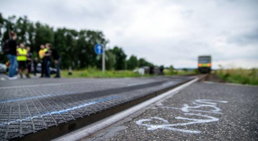 Videón a szentmártonkátai halálos baleset: sínre hajtott autón gázolt át a vonat