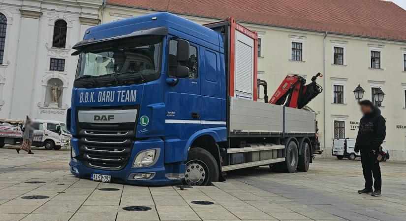 Beszakadt a burkolat a Széchenyi téren egy teherautó alatt - fotók