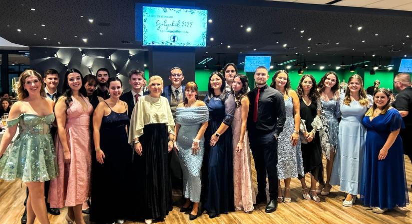 Bridgerton-hangulatban az ELTE elsőévesei – ott voltunk a szombathelyi gólyabálon - fotók, videó