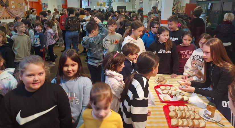 Mézzel kenyerezték le a diákokat Kaposváron