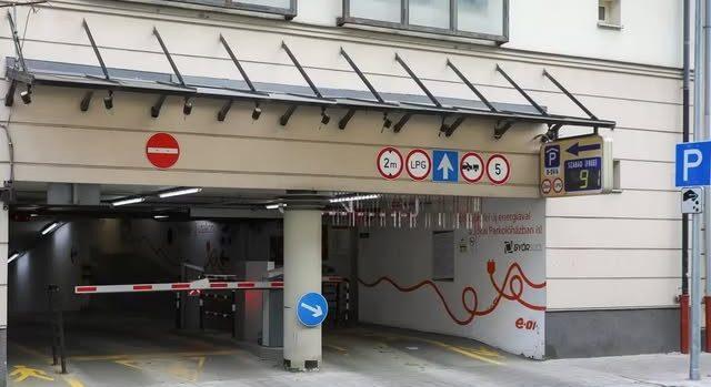 A Jókai parkolóházba november közepétől parkolójeggyel nem lehet behajtani