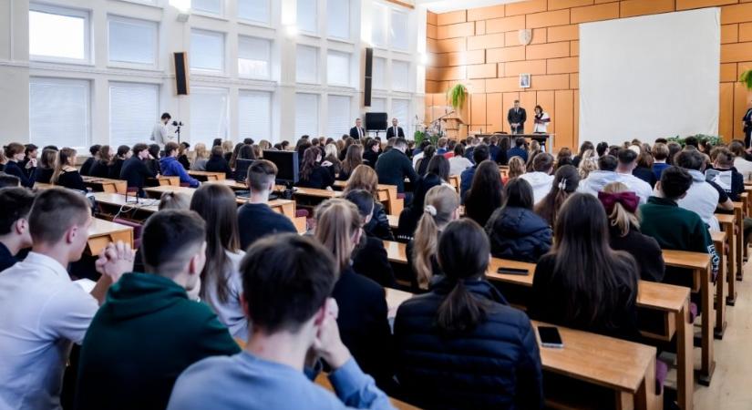 Diákoknak szólt be Robert Fico, mire azok kivonultak az előadásáról – videó