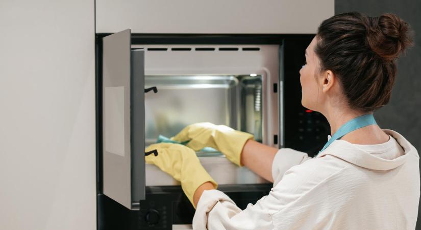 Így lesz tiszta a mikró 2 perc alatt, vegyszerek nélkül