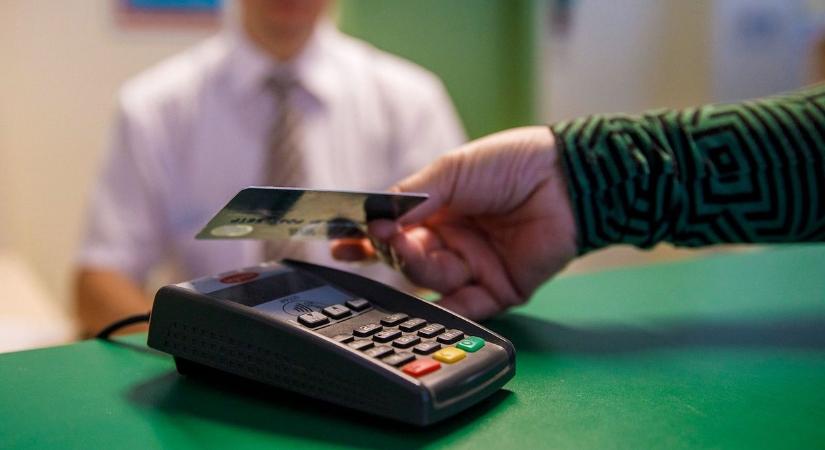 Karbantartások a hazai banknál: a boltokban sem fogunk tudni fizetni