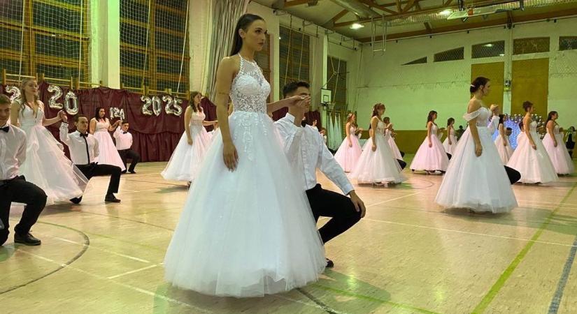 Szép tradíció komoly anyagi teherrel – Mutatjuk, mennyibe kerül a szalagavató ruha