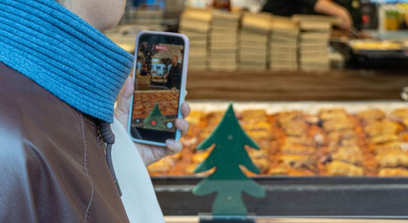 Őrült árak a Vörösmarty téri karácsonyi vásárban: 5500 a töltött káposzta, 2800 a sült gesztenye, 6800 a pacalpörkölt