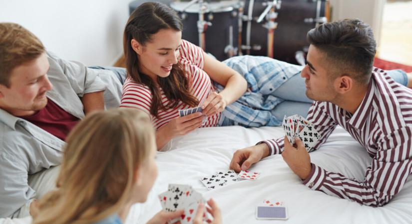 Miért marad fontos a játék felnőttkorban is családi esték kvízek és egy kis kaszinóhangulat?