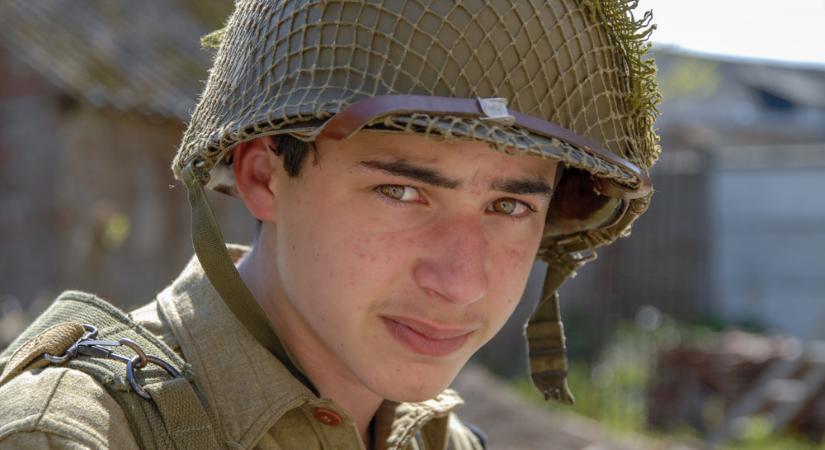 Minden 18 éves férfit soroznak – akár erővel is