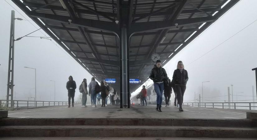 Kettészakad az ország, marad a ködös időjárás pénteken is