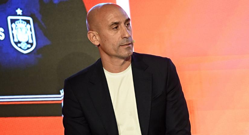 videó: Tojással dobálták meg a csókbotrányba keveredett exelnököt