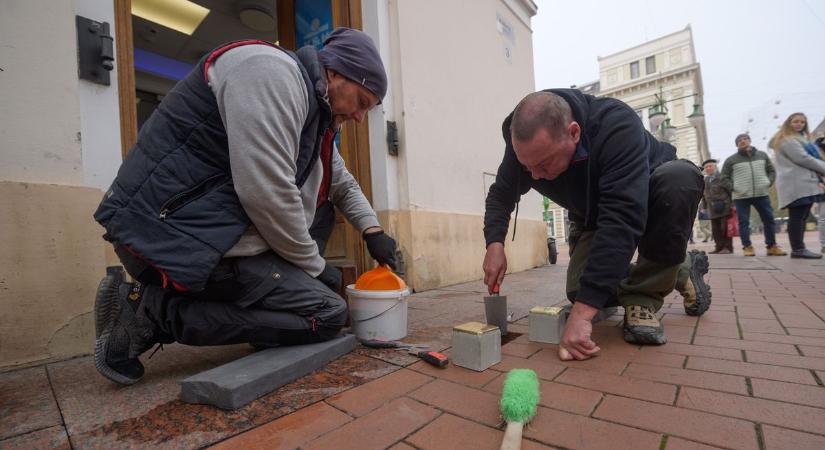 Személyes történetek a járdán: új botlatóköveket avattak Szegeden